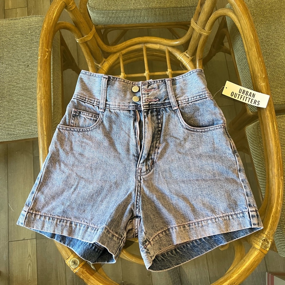 ☁️ NEW WITH TAGS - BDG High-Waisted Denim Shorts - Light Wash ☁️